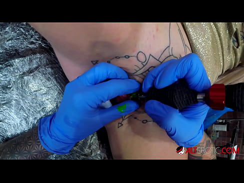 ❤️ Tsis tshua muaj tattooed hottie Sully Savage tau txais tattoo ntawm nws clitoris ️  Porno vk  ntawm porn hmn.niceporn.ru ❤